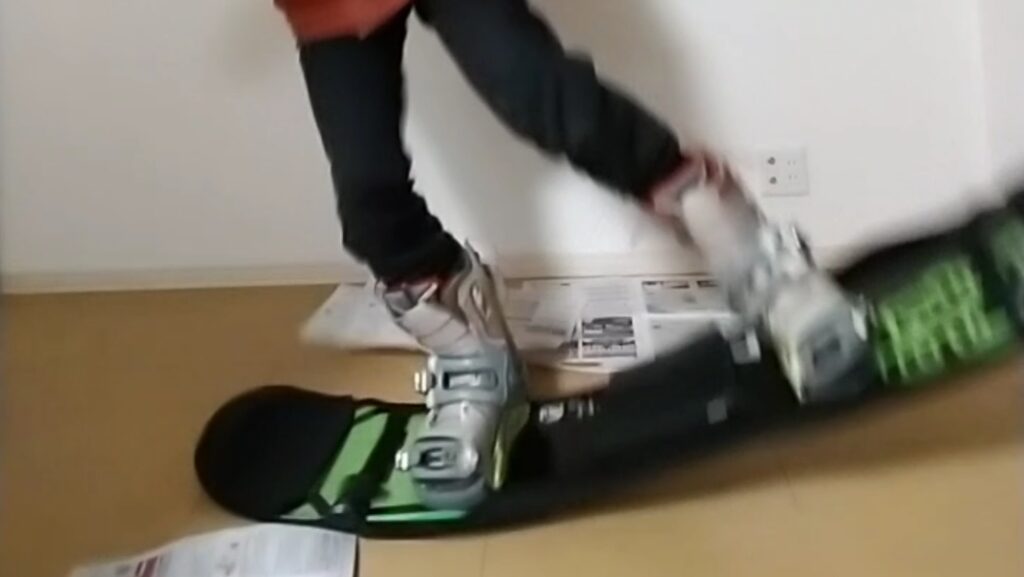 室内で板を履いて板捌きの練習