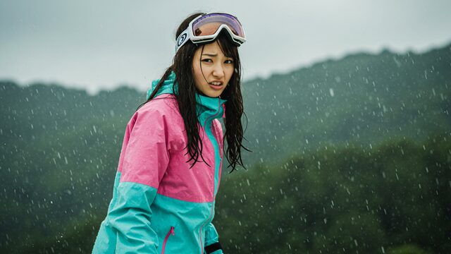 雨を嫌がるスノーボーダー