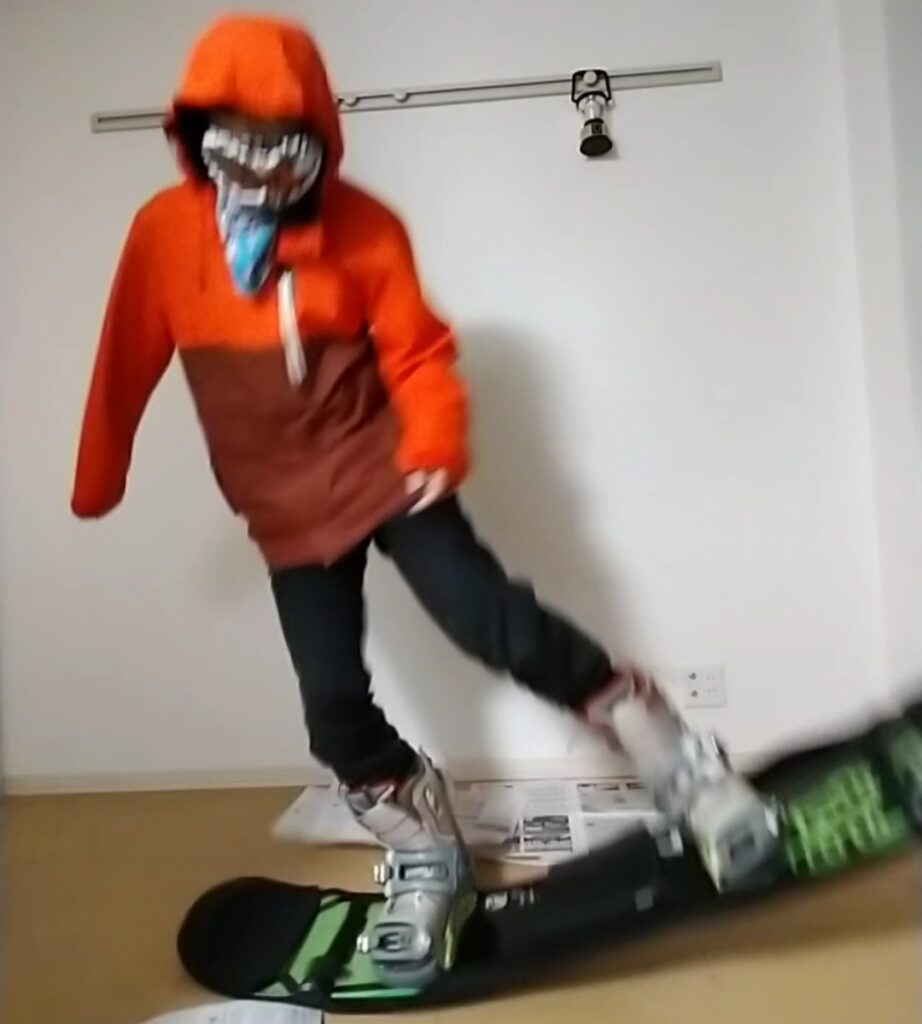 室内で板を履いて板さばきの練習