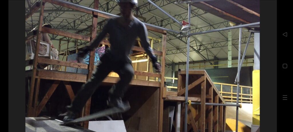 スケートボード　ランプでの練習